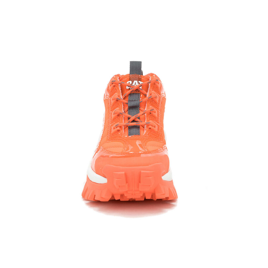 indringer ontsteek sneaker
