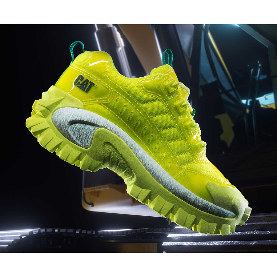 indringer ontsteek sneaker